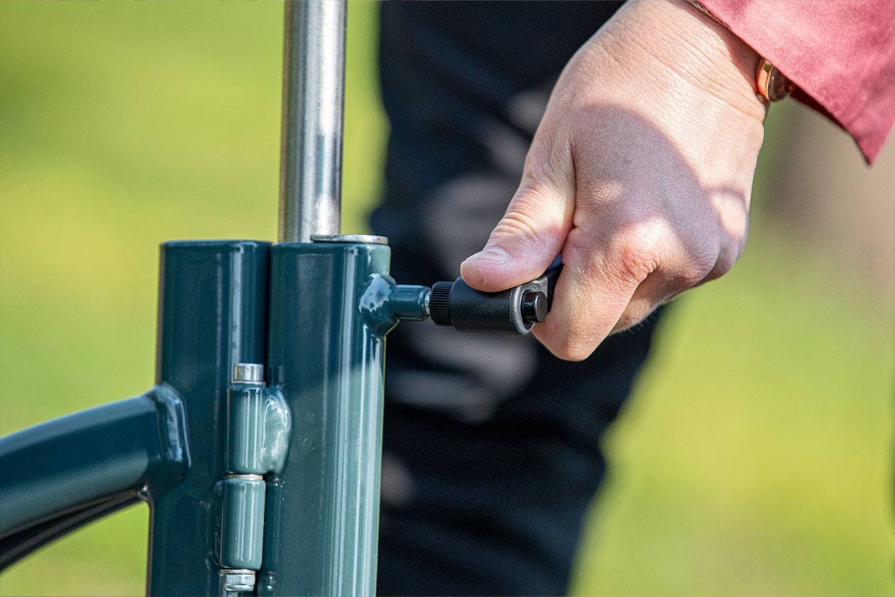 Saddle clamp with quick release on City walking bicycle